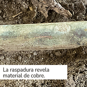 La raspadura revela material de cobre.