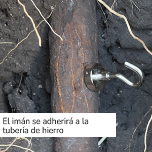 El imán se adherirá a la tubería de hierro.